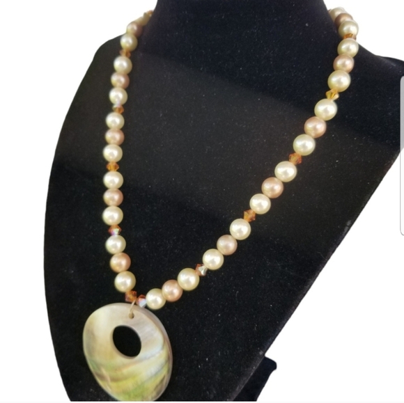 VINTAGE GLASS FAUX PEARL & CARVED MOTHER OF PEARL PENDANT NECKLACE - Picture 2 of 5